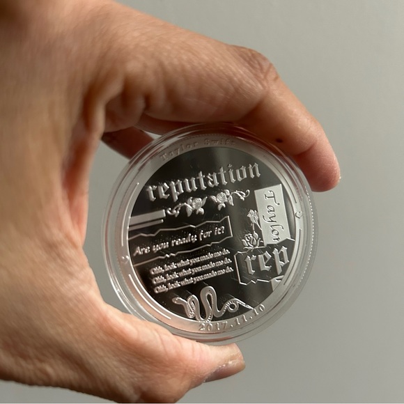 Taylor Swift Reputation Collectible Medallion Coin - Picture 5 of 7